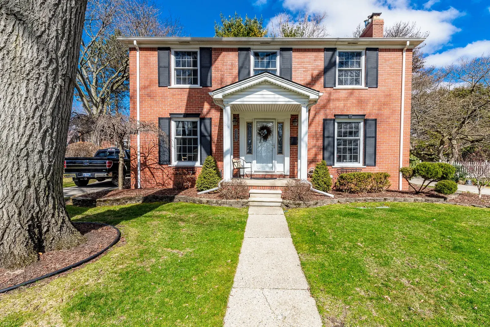 Front lawn exterior view of a home