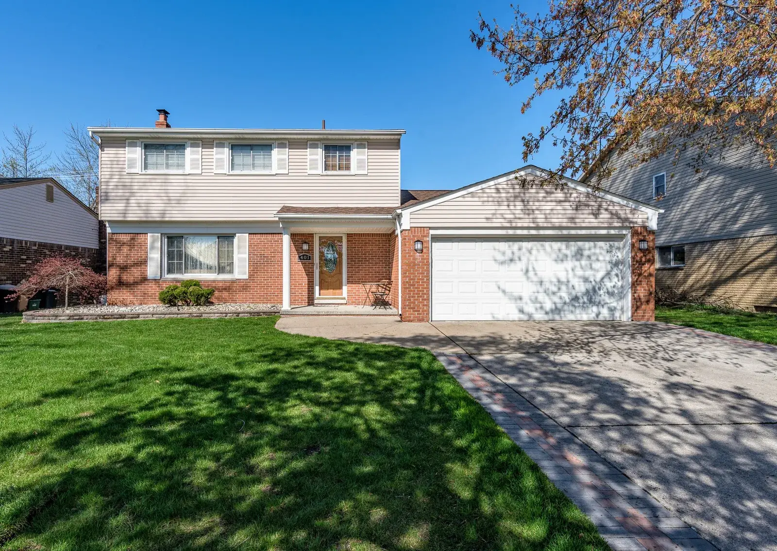 Front lawn exterior view of a home