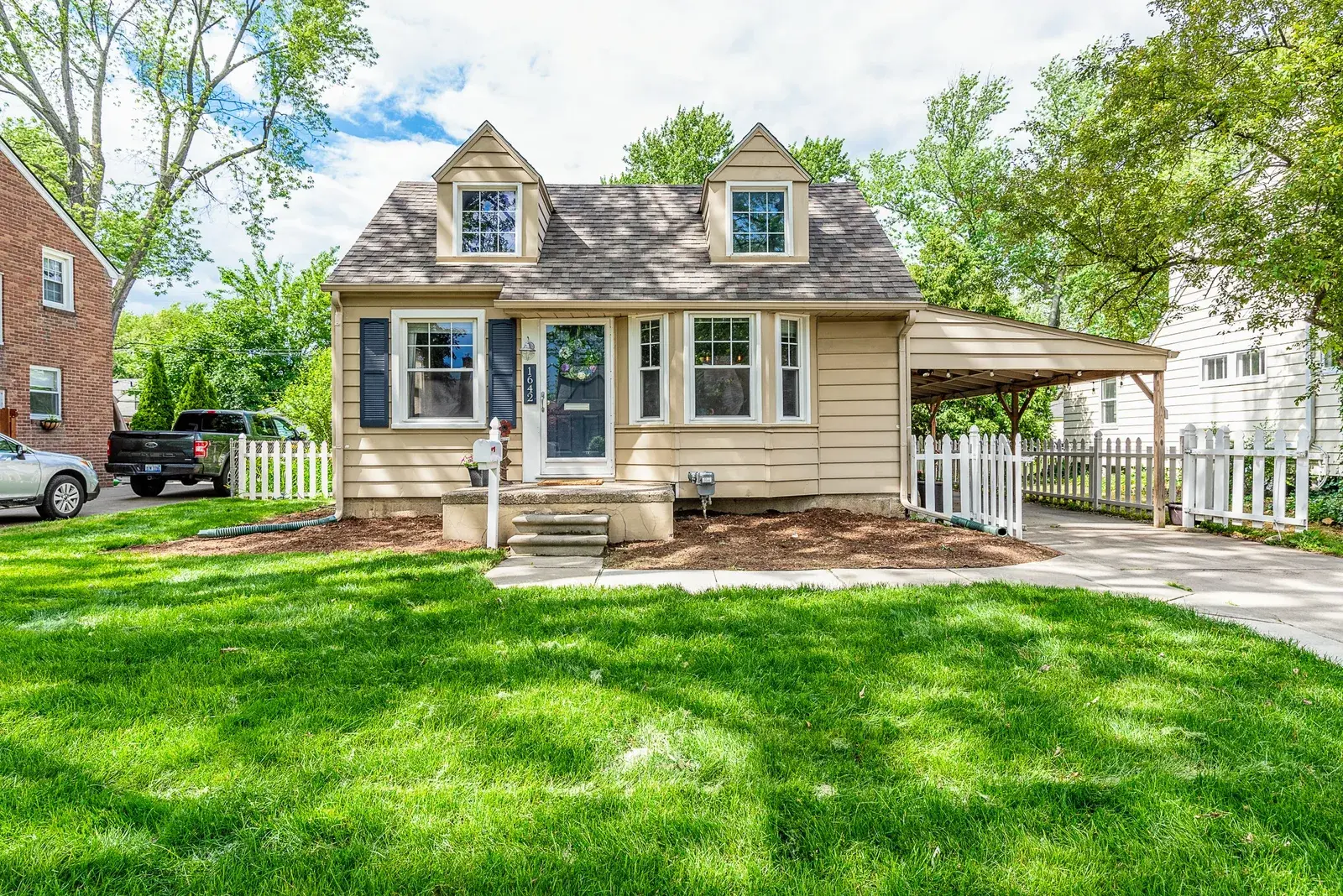 Front lawn exterior view of a home
